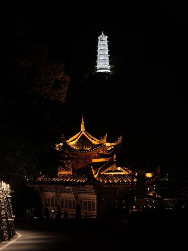 夏日出遊，不能錯過的烏江寨 夏天出遊，當然要選擇又靚又涼快嘅地方！ 逃離城市嘅燥熱，匿咗入貴州烏江