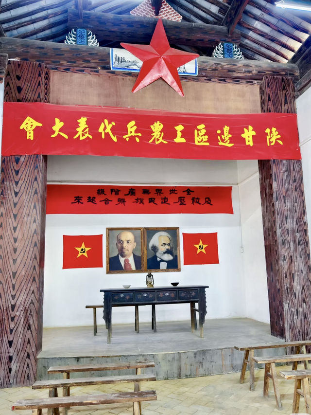 紅旗獵獵中，記憶仍在燃燒