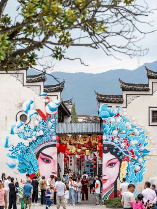 A secluded ancient temple, with a golden Buddha shining amidst the forest. 🌳A must-see attraction in Jinhua during National Day holiday