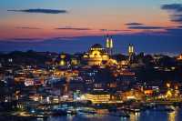 微醺的暖陽， 在深秋的涼意裡， 照亮了這個世界， 海泛著粼粼波光， 藍的如此透徹， 都說伊斯坦堡的