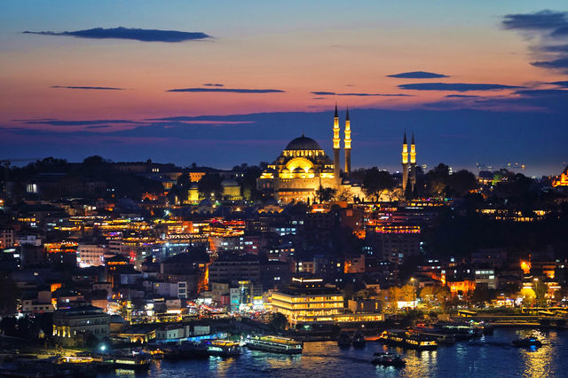 微醺的暖陽， 在深秋的涼意裡， 照亮了這個世界， 海泛著粼粼波光， 藍的如此透徹， 都說伊斯坦堡的