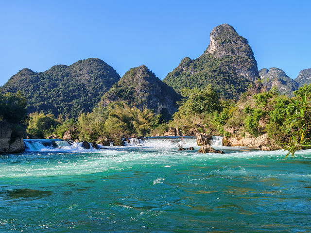 峒那嶼灣 喀斯特與黑水河的奇妙山水組合 峒那嶼灣 喀斯特與黑水河的奇妙山水組合