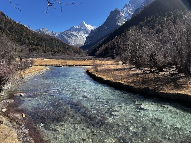 行程進行的時間是12月初，是川西旅行的淡季，雖然因為天氣寒冷和高原反應給到行程中有一些挑戰性，但是除