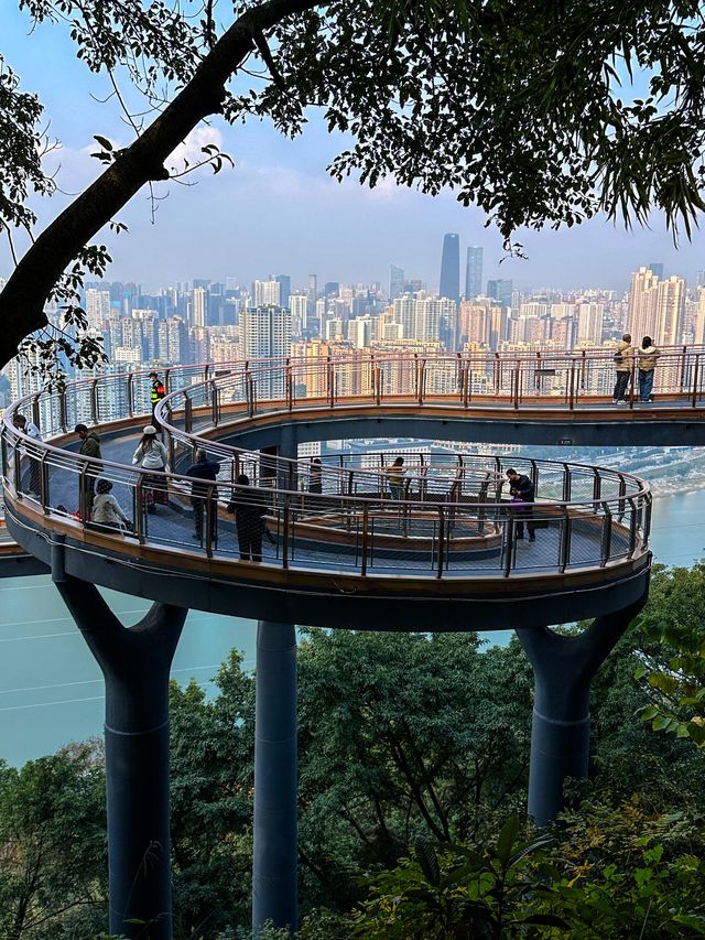 重慶鵝嶺公園|俯瞰山城的絕美視角 來重慶住全季兩江幸福廣場酒店,去鵝嶺公園超方便,地鐵就能到