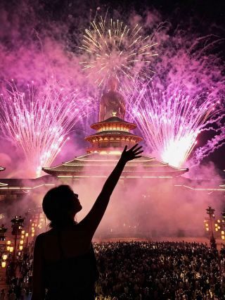 A new way to beat the heat in Jiangsu, Zhejiang, and Shanghai! Chase fireworks by the lake
