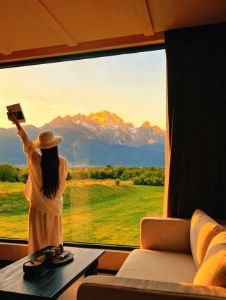 Discover new treasures!! Watch the sun hit the mountain peaks at Baisha Ancient Town