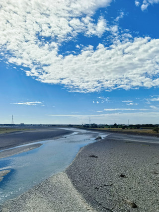 A moving panorama outside the Shinkansen window: Shizuoka's vast riverbeds and Mishima's summer scenery