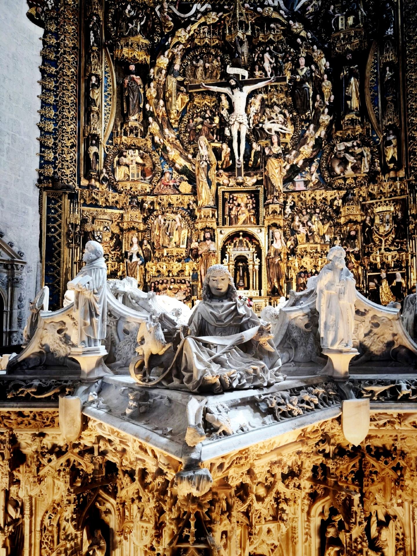 Deep dive into a small town: the golden altar is stunning