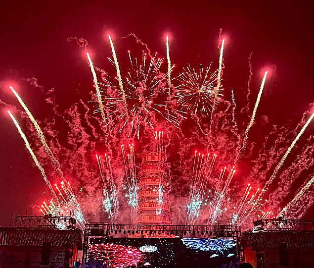 Ningbo Fantawild Oriental Heritage has launched a large-scale AR live-action interactive attraction, "Luocha Mirage Market," featuring Chinese-style light-horror storytelling for an immersive adventure.

🗿 Luocha pillar challenge
At Festival Plaza, players take on four Luocha Pillars in sequence, collect wealth points, and dive into an immersive adventure.
· Luocha Pillar 1: Raise your beam to target the swirling joss paper and bank your first riches.
· Luocha Pillar 2: Wander the bizarre mirage market, tell treasure from trash, and rescue people to unlock clues to the merfolk pearl.
· Luocha Pillar 3: Use the Dragon Palace token to storm the undersea palace, defeat the crustacean guards, and claim the merfolk pearl.
· Luocha Pillar 4: Strike the musical notes. The higher your combo, the greater the rewards, and pick courtiers for the king by their looks.

After all four stages, the system tallies your wealth and reveals your rank. The experience is intensely immersive, with 30 minutes of nonstop fun.

"Luocha Mirage Market" offers a Chinese-style light-horror atmosphere with no graphic violence or extreme content. It suits both thrill-seekers and the mildly timid.

Head to the Festival Plaza at Ningbo Fantawild Oriental Heritage and unlock this fantastical adventure!