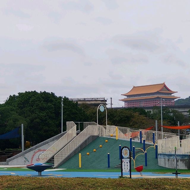 新生公園共融式大型兒童遊樂場