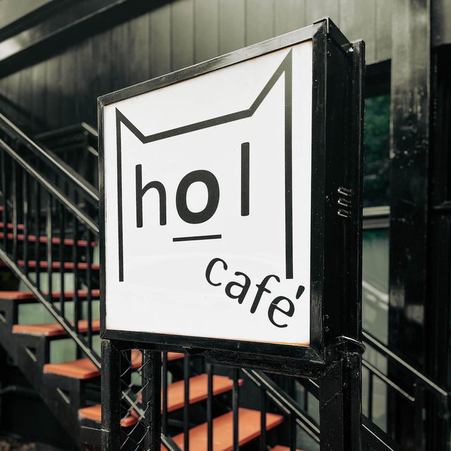 HOL CAFE อ่านยังไงกันนะ ☕️