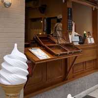 東京人氣可麗露專賣店，店內好華麗呢！