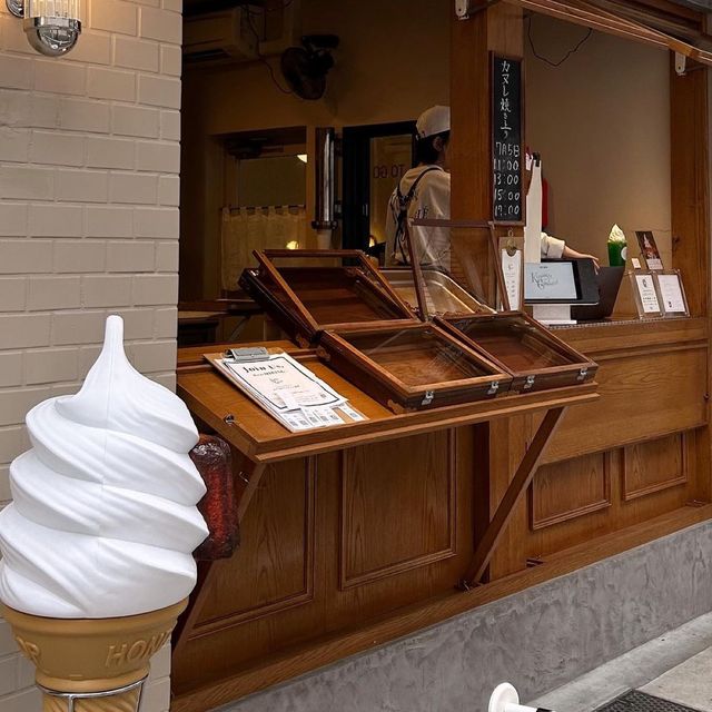 東京人氣可麗露專賣店，店內好華麗呢！