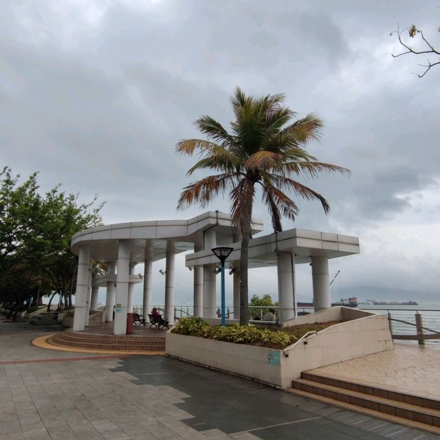 細雨濛濛🌧慢步行，屯門碼頭，海濱花園