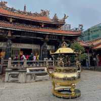 Longshan Temple, pray for the good fortune 🙏