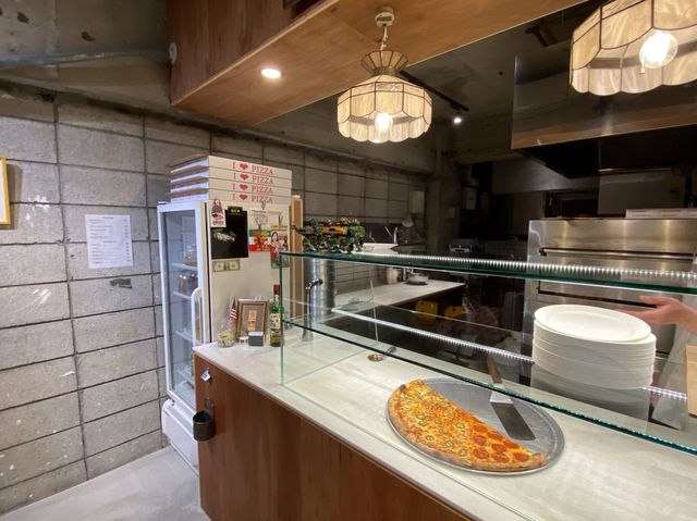東京・台東区。路地裏グルメ『Maple Pizza』