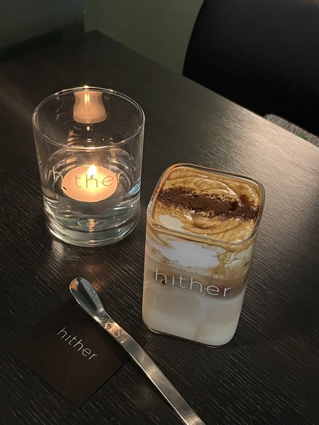 부산 무채색 감성카페
