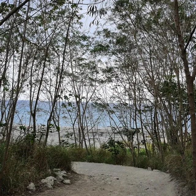聽浪吹風堆石秘境海灘【曼波海灘】