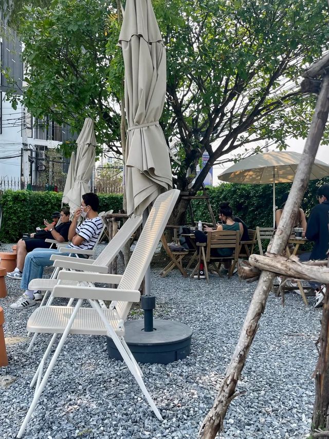 🤎 mama cafe. คาเฟ่ริมน้ำ ใจกลางเมือง รัชดา 🪑🧸