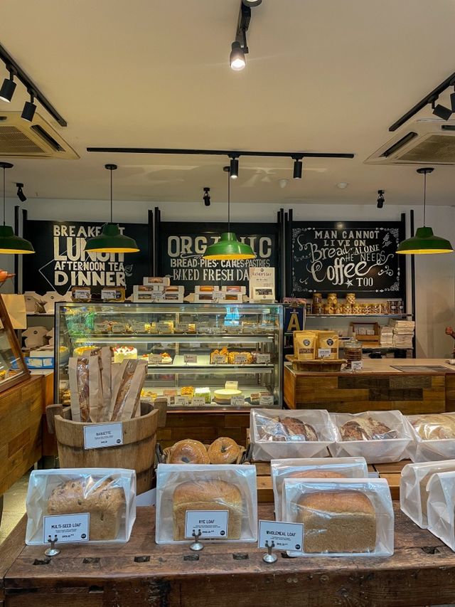 It's café o'clock 🕰️🍵🥐☕️