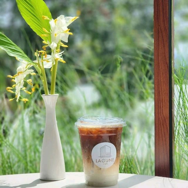 ☕️คาเฟ่ริมทะเลสาบสไตล์มินิมอล 🏡  𝑳𝒂𝒈𝒖𝒏𝒆