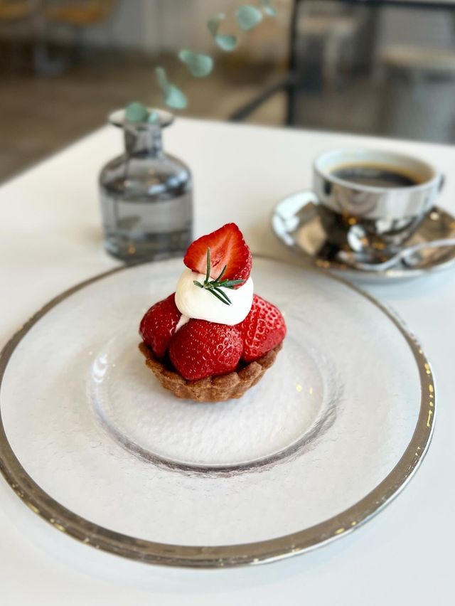 【福岡カフェ】いちごスイーツがスタート！シンプルな店内のインテリアも素敵！