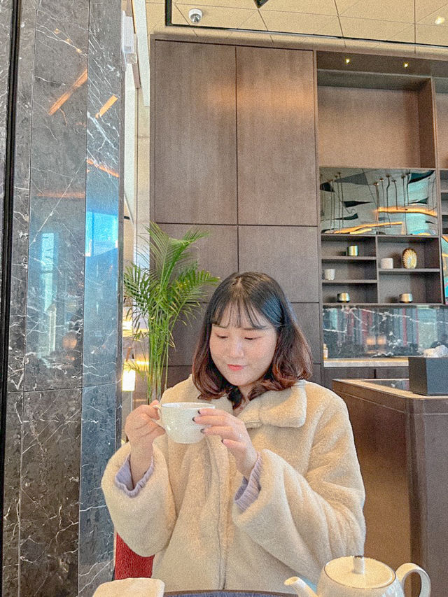 럭셔리한 분위기의 호텔 라운지에서 보내는 기념일🍫