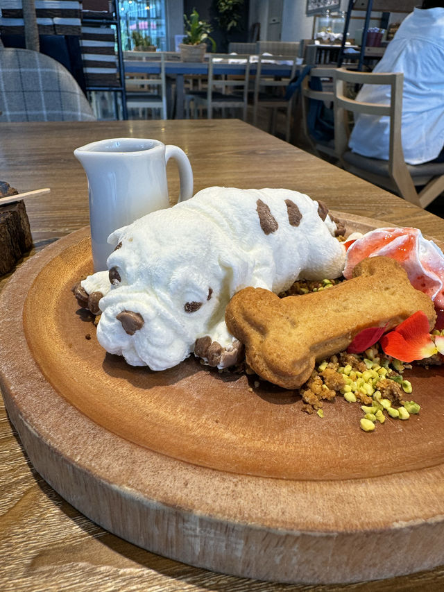 可愛い過ぎて食べられない！おしゃれcafeの『Dogアイス』