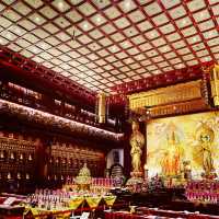 【シンガポール🇸🇬/壁一面に仏像が並ぶ煌びやかな”仏牙寺龍華院博物館”】