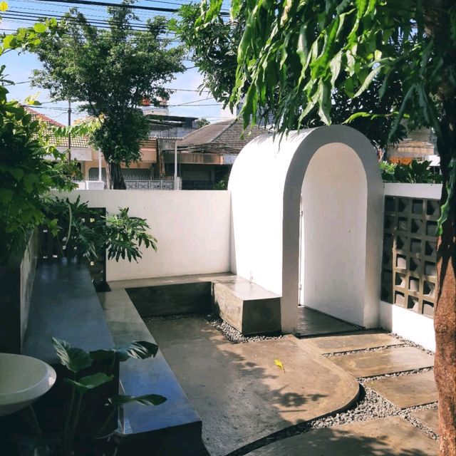THERE'S AN OUTDOOR AREA, THE SEATING IS TERRACED, NICE WHEN IT'S SUNNY AND THERE'S A GENTLE BREEZE
