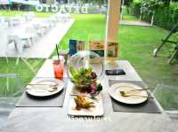 คาเฟ่คุมโทนขาวเขียวบรรยากาศร่มรื่น