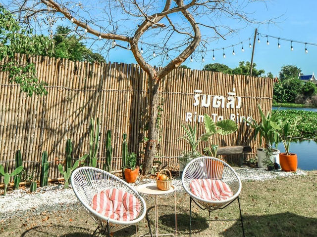 คาเฟ่ริมตลิ่งสไตล์มินิมอลผสมไทย อยุธยา 