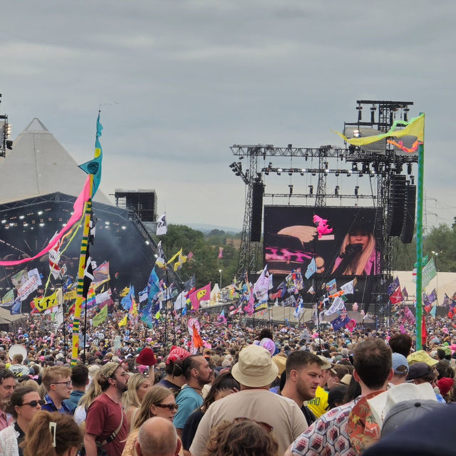 Step into the Music Wonderland of Glastonbury! 🎤🌿 Where Legends and Legends-to-be Take the Stage!