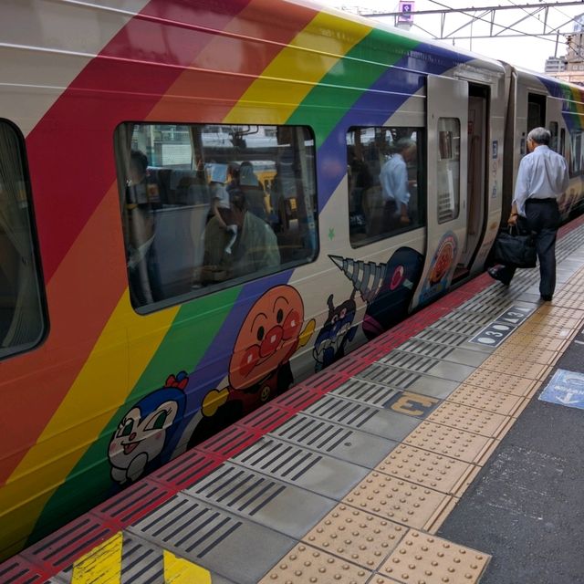 瀬戸大橋アンパンマントロッコ：子どもたちの夢が詰まった特別列車