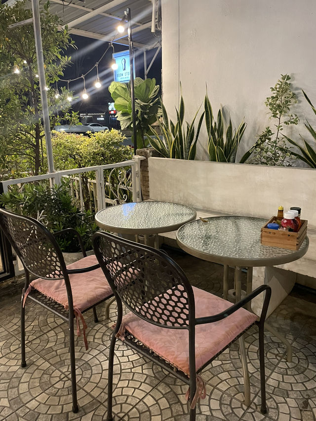 A Cozy Evening at Walk In Café in Ayutthaya