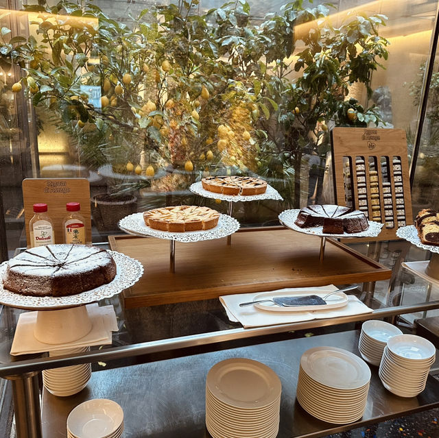 Charming Stay with a Delightful Breakfast at Monaco & Grand Canal Hotel