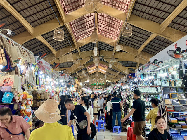 Ben Thanh Market: Trinket Heaven