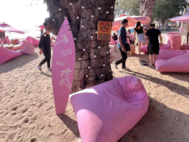 Tutu Beach คาเฟ่สีชมพูริมทะเล