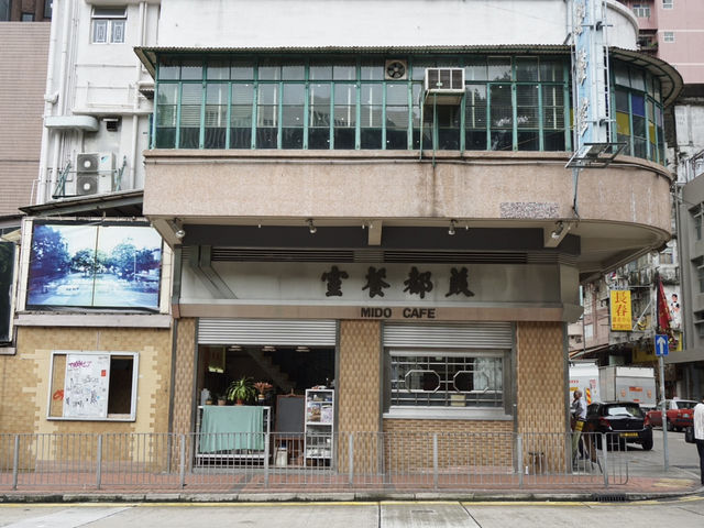 Hong Kong on Foot: Iconic Landmarks and Flavorful Streets