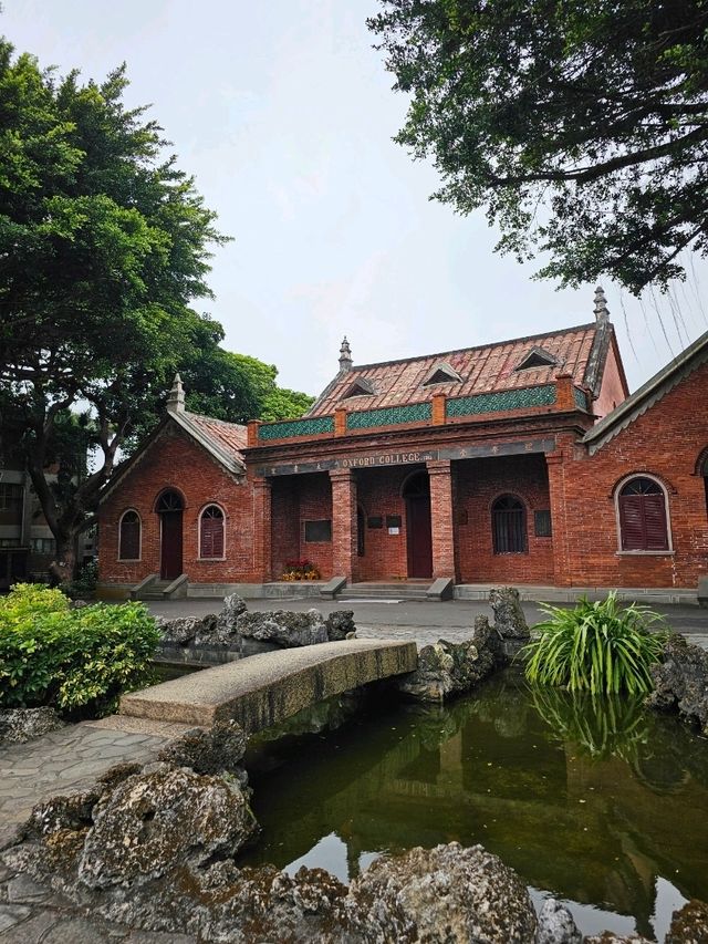클래식한 서양 건축 양식의 붉은 빛 건물이 예쁜 대학교 🧱🏢