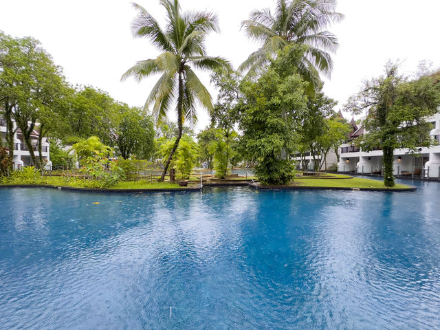 รีสอร์ตหรูระดับ 5 ดาว ริมหาดเขาหลัก 