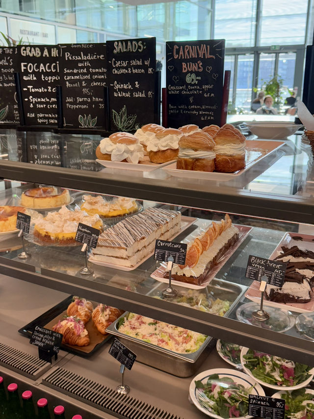A Unique Café Experience at Munch Deli & Coffee 🎨☕🇳🇴