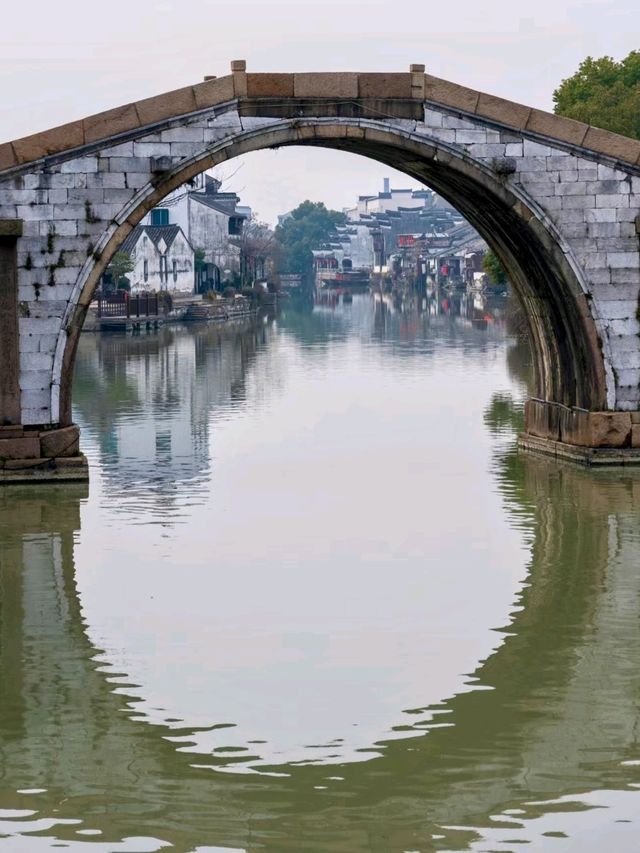 Yujibridge: A Panoramic Viewpoint of Old Street