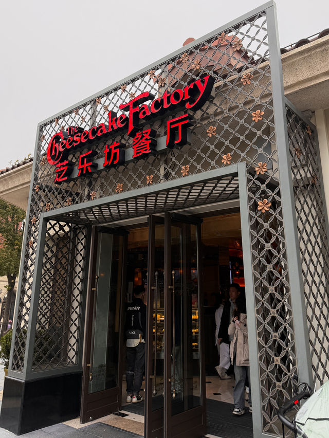 The Cheesecake Factory 🍰🧀 – สายชีสเค้กต้องมา!