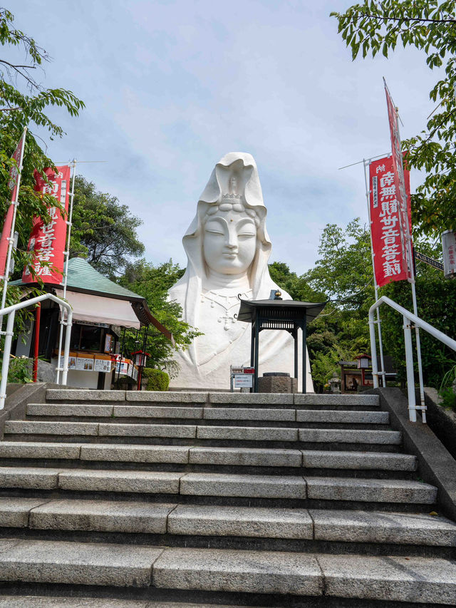 街の高台にたたずむ、大船観音寺の白い観音様🙏