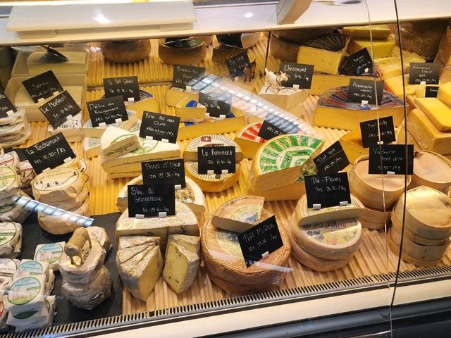 [🇨🇭グリュイエール] 香り高い伝統を体感、グリュイエールチーズ工場見学へ