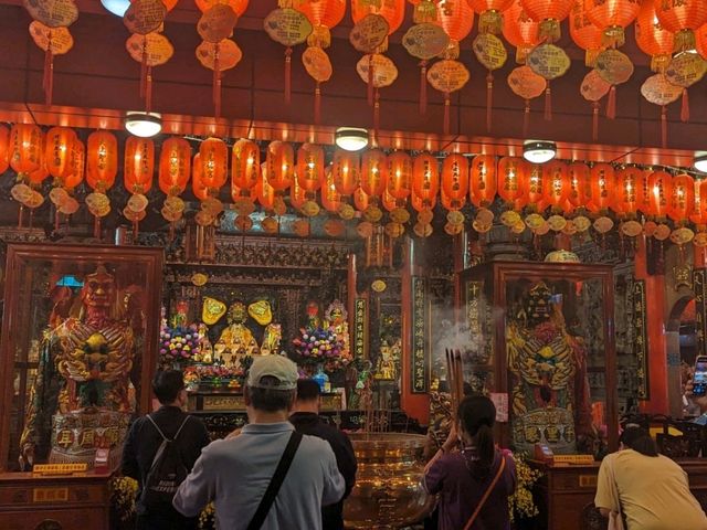 【台北】ライトアップされた煌びやかな寺院を見学！