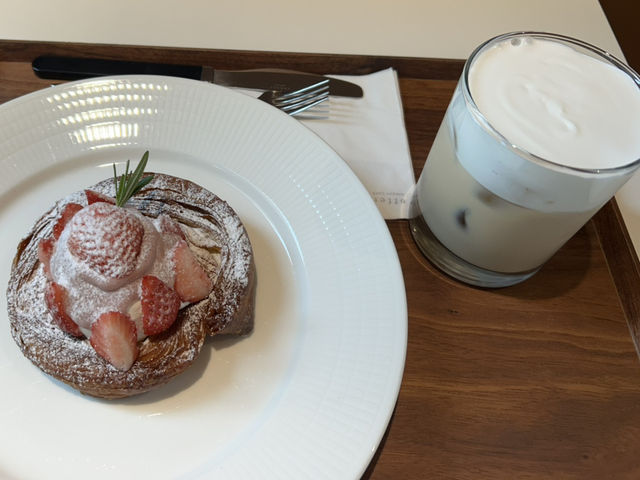 【ソウル🇰🇷ホンデ】裏通りにあるモダンなカフェ✨フルーツ🍓のパンがおすすめ