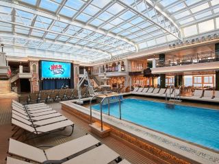 “Carnival Firenze: เรือที่แทบจะเรียกได้ว่าเป็นอิตาลี (แต่มีไอศกรีมเจลาโต้มากกว่า)” 🍝🍦🚢