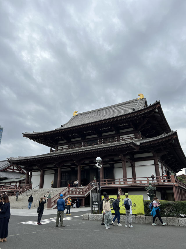 🏯 조죠지(Zojoji Temple) – 도쿄 도심 속 고요한 시간 여행